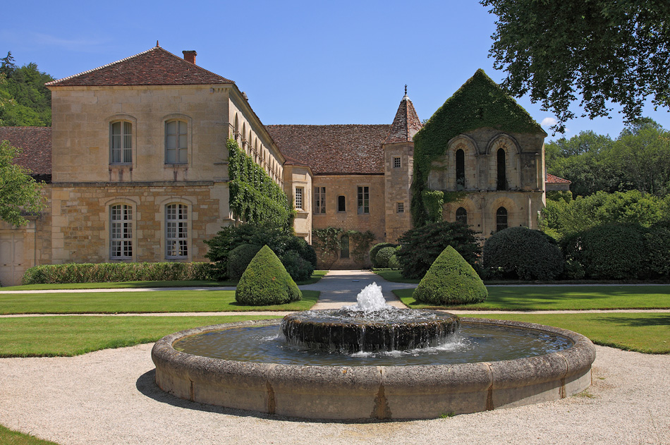 Verwarmingsgebouw met rechts het kluisgebouw
