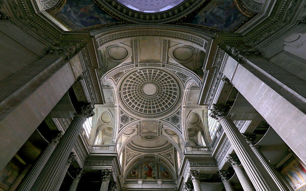 Parijs, het Panth�on (1780) is een imposant gebouw, ontworpen as kerk, maar later omgevormd tot een tempel waar belangrijke personen zoals o.a. Voltaire en Victor Hugo begraven liggen.