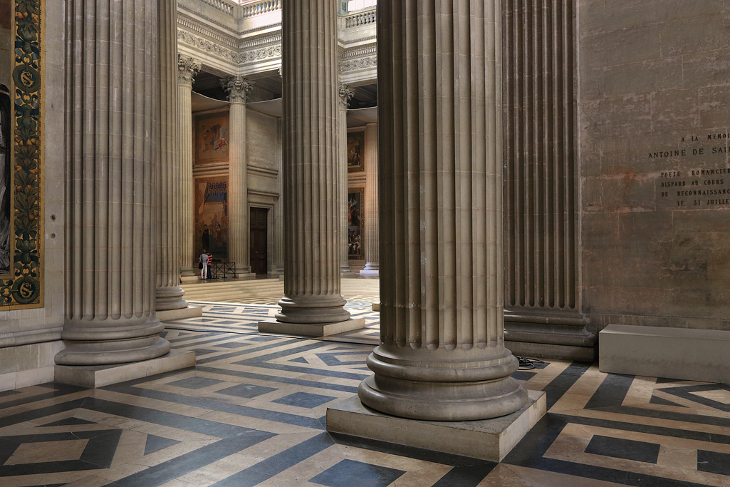 Parijs, het Panth�on (1780) is een imposant gebouw, ontworpen as kerk, maar later omgevormd tot een tempel waar belangrijke personen zoals o.a. Voltaire en Victor Hugo begraven liggen.