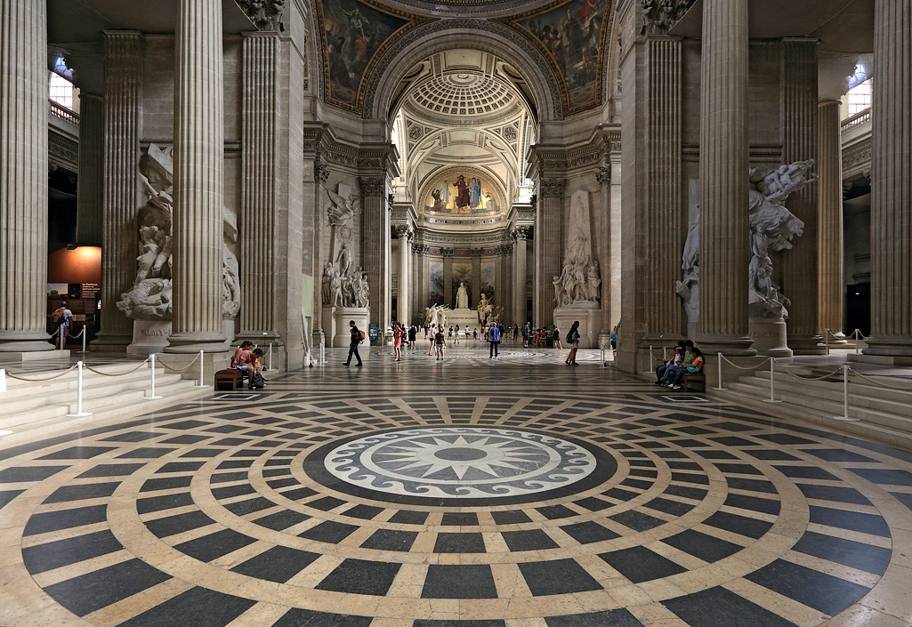 Parijs, het Panth�on (1780) is een imposant gebouw, ontworpen as kerk, maar later omgevormd tot een tempel waar belangrijke personen zoals o.a. Voltaire en Victor Hugo begraven liggen.