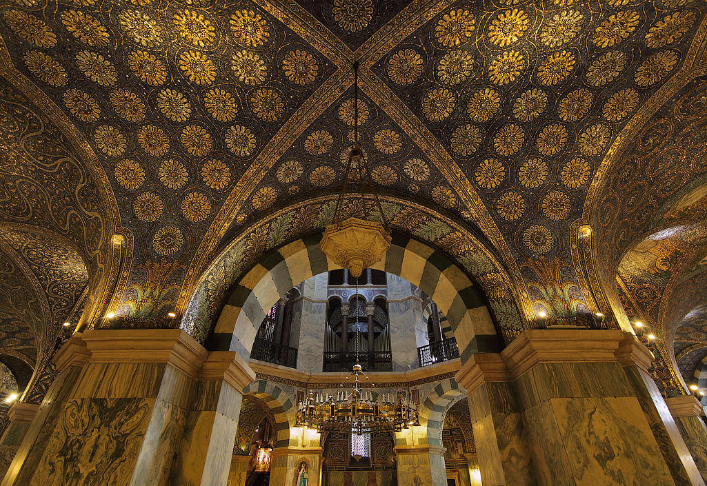 De Dom van Aken is voortgekomen uit de hofkerk van Karel de Grote en werd gebouwd tussen 796 en 804.