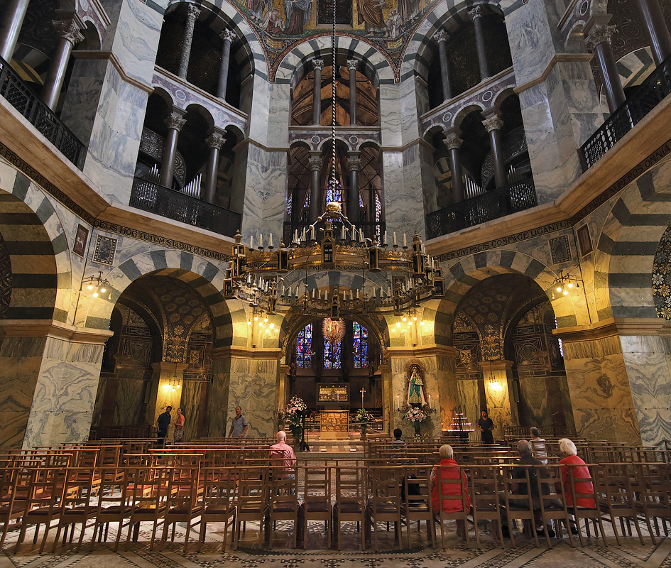 De Dom van Aken is voortgekomen uit de hofkerk van Karel de Grote en werd gebouwd tussen 796 en 804.