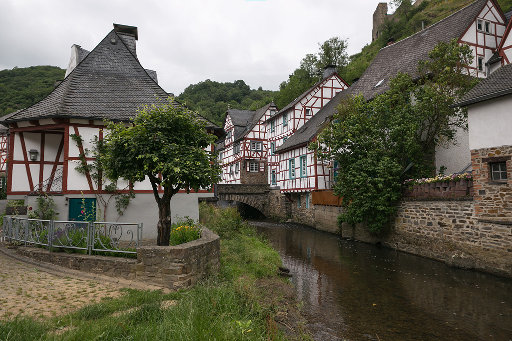Monreal aan het riviertje de Elz, is een schilderachtig middeleeuws plaatsje in de Eifel.