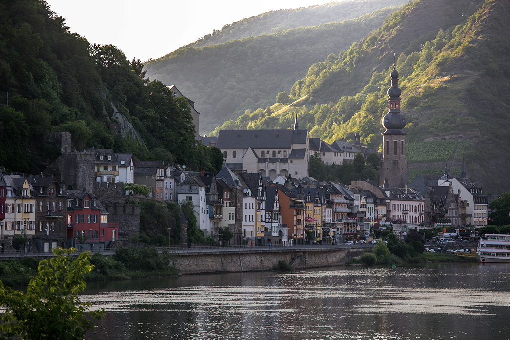 Cochem is een bekende toeristische plaats aan de Moezel gedomineerd door de Reichsburg.
