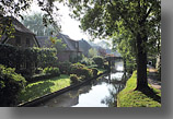 Giethoorn in Overijssel, bekend door zijn bruggetjes, waterwegen en punters