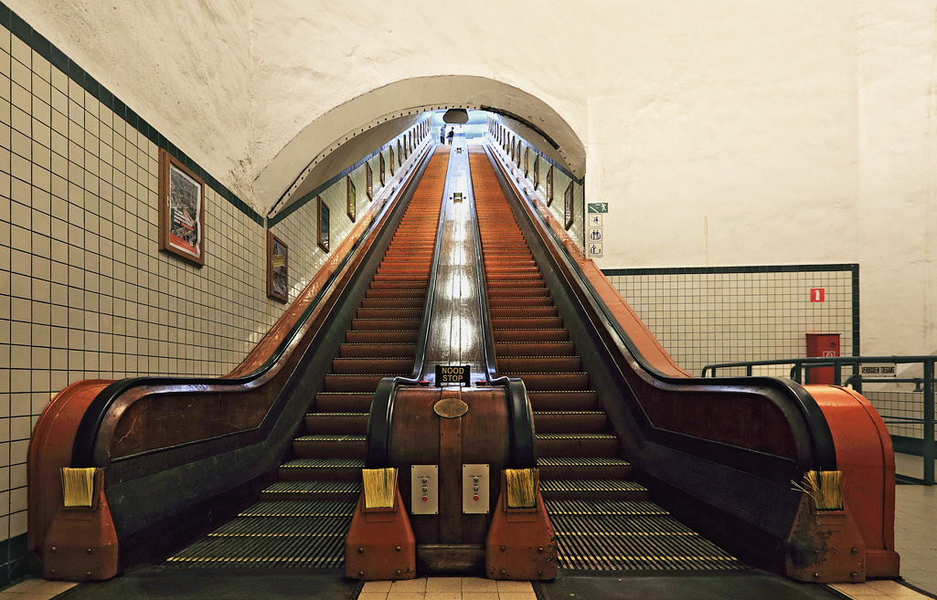 Roltrap die toegang geeft tot de voetgangers- en fietstunnel onder de Schelde in Antwerpen (1933).
