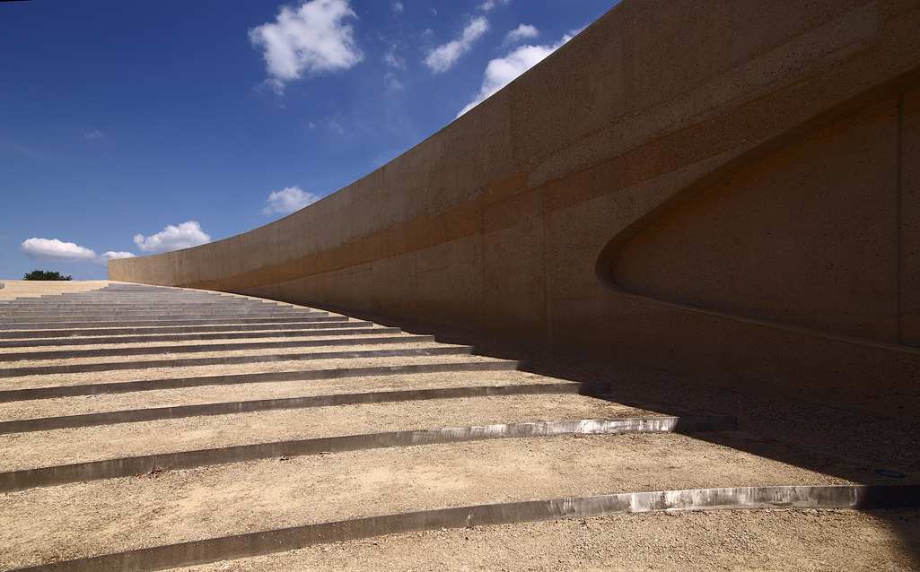 Onder de brug bij Vroenhoven (B) is een gedenkplaats ingericht voor de slachtoffers van de Duitse invasie in mei 1940.