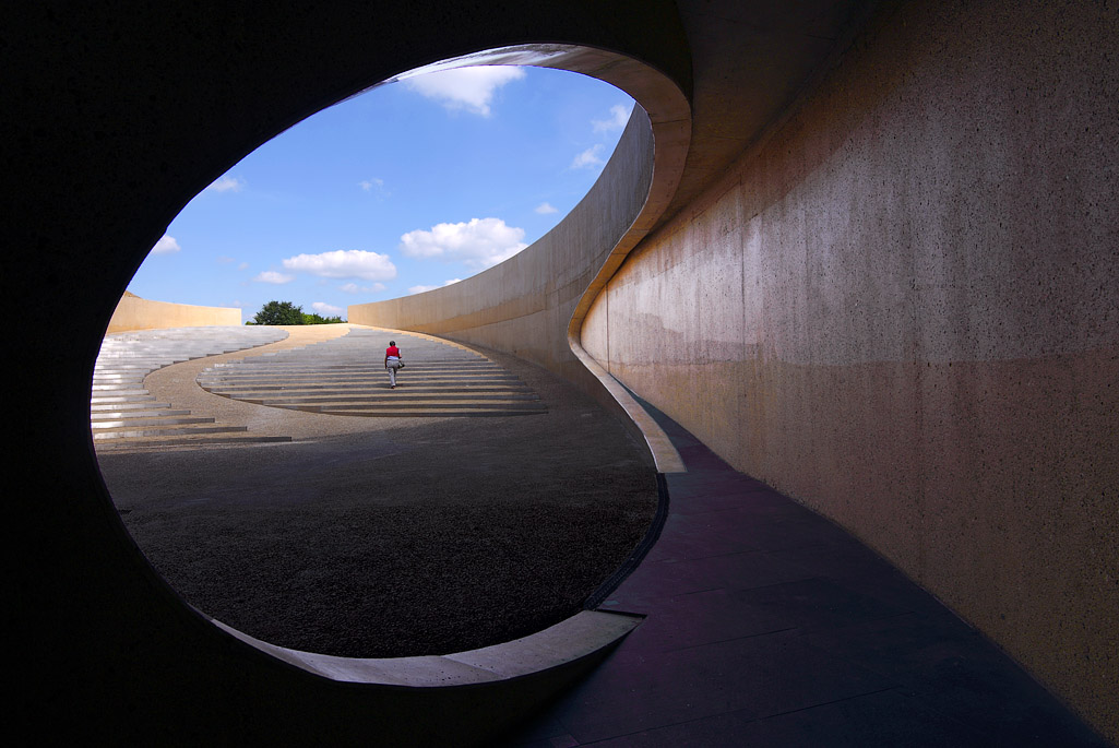 Onder de brug bij Vroenhoven (B) is een gedenkplaats ingericht voor de slachtoffers van de Duitse invasie in mei 1940.