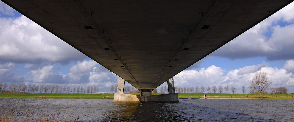 Onder de brug bij Heusden