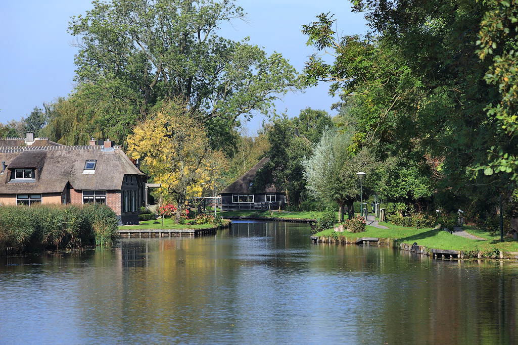 Giethoorn in Overijssel, bekend door zijn bruggetjes, waterwegen en punters