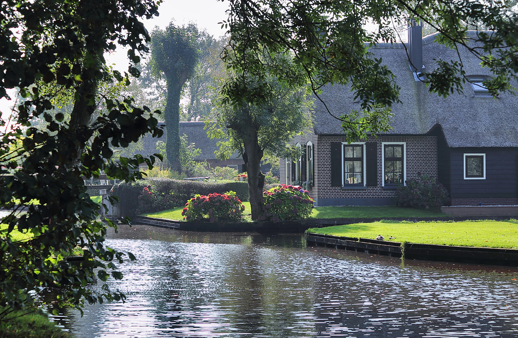 Giethoorn in Overijssel, bekend door zijn bruggetjes, waterwegen en punters