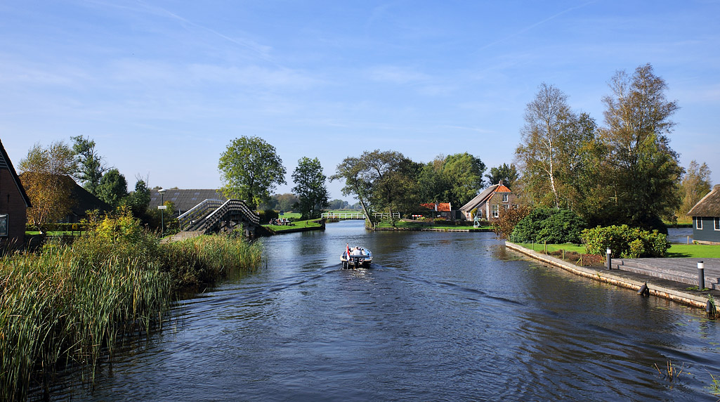 Giethoorn in Overijssel, bekend door zijn bruggetjes, waterwegen en punters