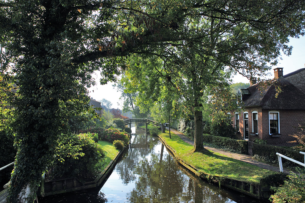 Giethoorn in Overijssel, bekend door zijn bruggetjes, waterwegen en punters