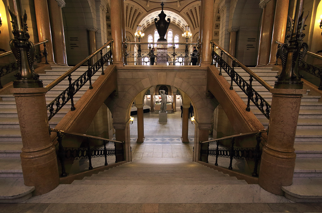 Stadhuis van Rotterdam in Romaanse, Byzantijnse en Art Deco stijl