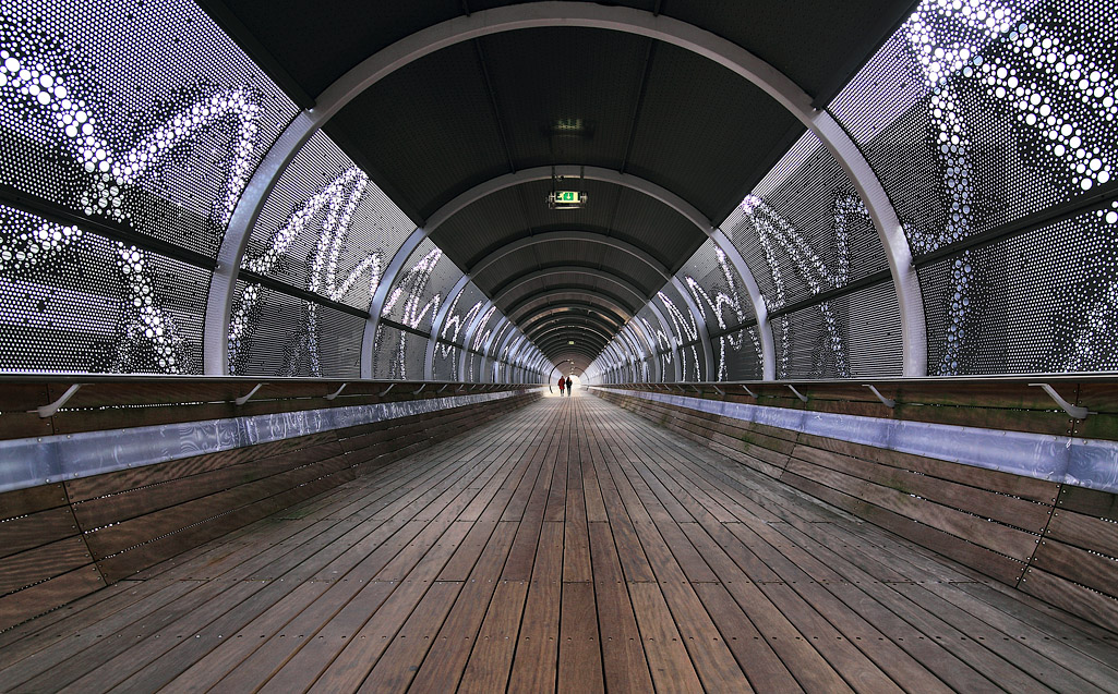 Traverse over de spoorlijn nabij het Instituut voor Beeld en Geluid