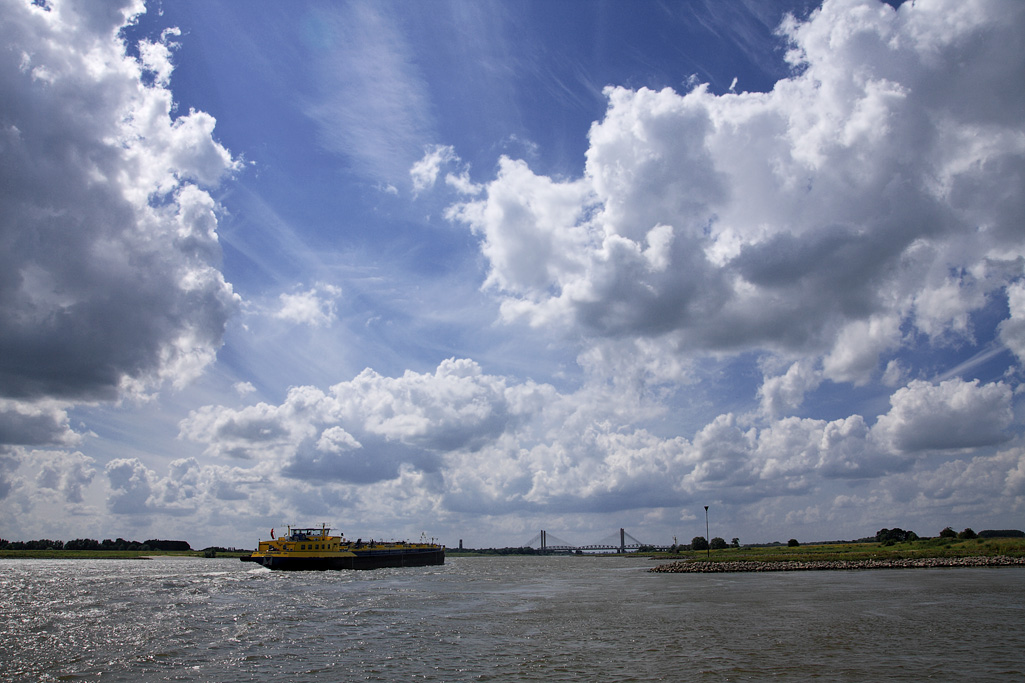 Scheepvaart op de Waal bij Zaltbommel