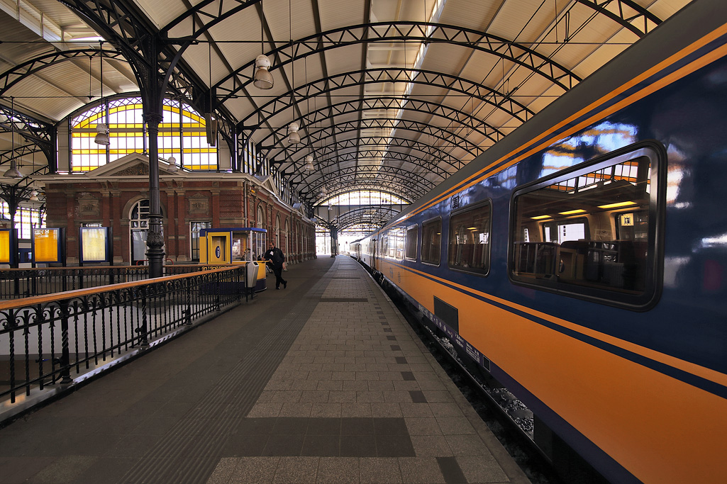 Wachten op het vertreksein in Station Holland Spoor in Den Haag
