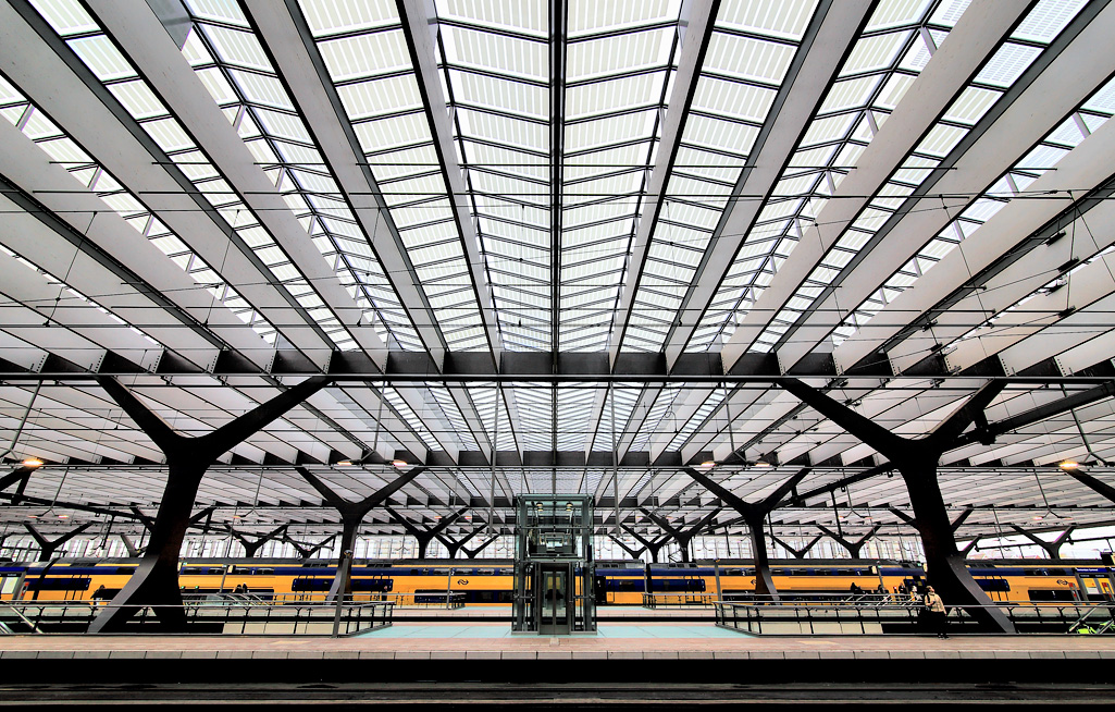Het perron van het Centraal Station in Rotterdam