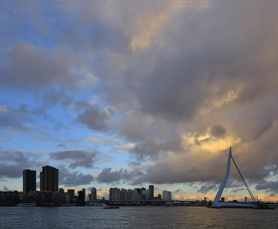 Mooie luchten boven de Erasmusbrug in Rotterdam