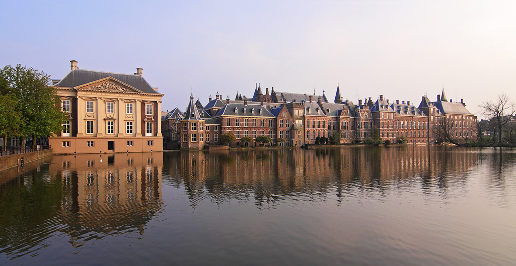 Regeringsgebouwen aan de Hofvijver in Den Haag
